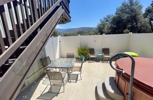 Oakhurst House | Squirrel View Hot tub BBQ Patio Shuffle Board