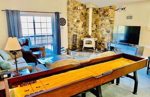 Oakhurst House | Squirrel View Hot tub BBQ Patio Shuffle Board