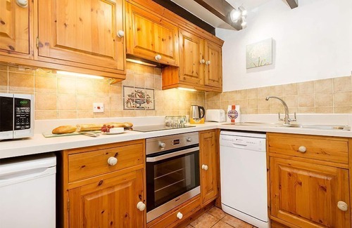 Whitchurch Canonicorum Cottage | Squirrels Drey - sleeps 5 - Under Thatched Roof with Indoor Pool, Sauna, Spa Access & Alpacas