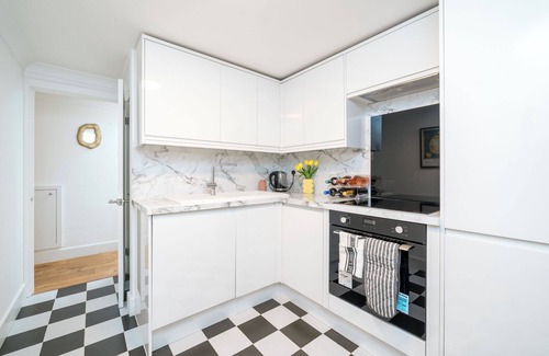 Harrow Road Apartment | SR Niru Experience Stylish Garden Getaway