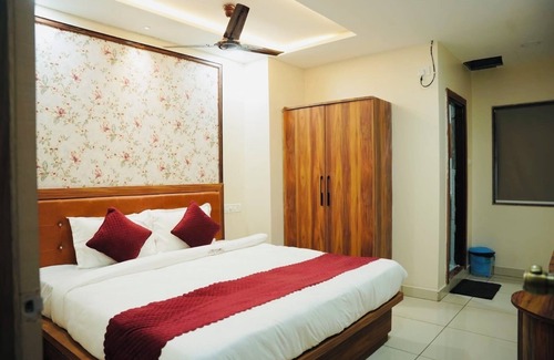 Hyderabad Hotel | Sri Saaradhi Grand