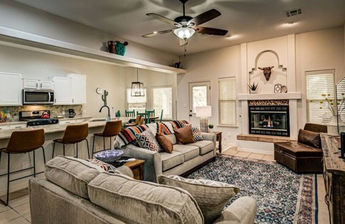 Las Cruces House | Sstar · Newly Renovated Home - Relax, Work, or Family Time