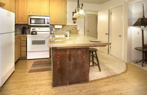Mammoth Lakes Condo | St. Anton Courtyard View 2-bedroom Condos w/Pool & Jacuzzi