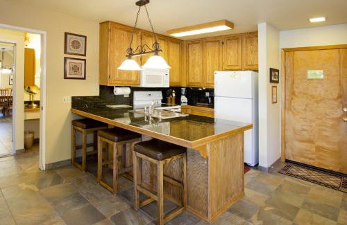 Mammoth Lakes Apartment | St Anton Courtyard View 2-Bedroom Condo with full kitchen