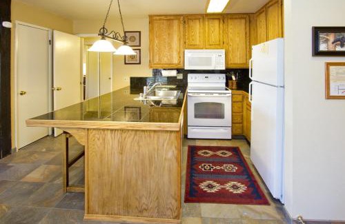 Mammoth Lakes Apartment | St Anton Courtyard View 2-Bedroom Condo with full kitchen