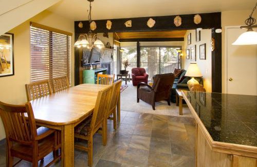 Mammoth Lakes Apartment | St Anton Courtyard View 2-Bedroom Condo with full kitchen