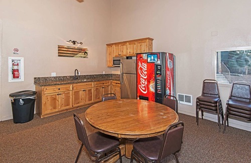 Mammoth Lakes Condo | St. Anton Getaway - Shared Bbq, Pool & Hot Tub
