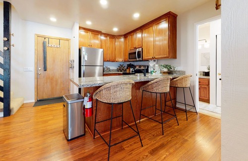 Mammoth Lakes Condo | St. Anton Getaway - Shared Bbq, Pool & Hot Tub