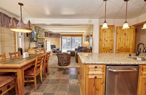 Mammoth Lakes Condo | St. Anton Street View Ski-in/out 1-bedroom Condo