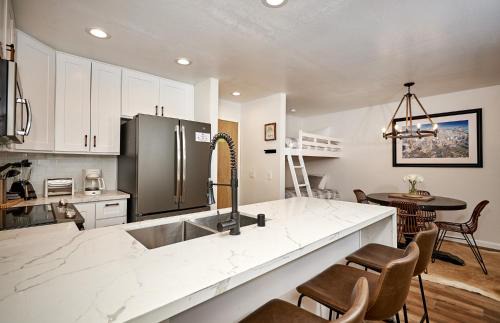 Mammoth Lakes Apartment | St Anton Wooded View 1-Bedroom Condos with Complimentary Hot Drinks