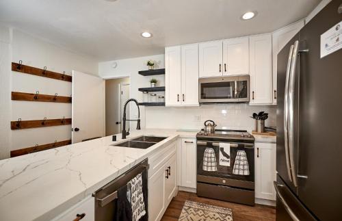 Mammoth Lakes Apartment | St Anton Wooded View 1-Bedroom Condos with Complimentary Hot Drinks