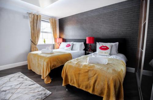Swindon Apartment | St Austell Central Location Long Stay Free Parking