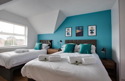 Swindon Apartment | ST AUSTELL - Spacious Home, High Speed Wi-Fi, Free Parking, Garden