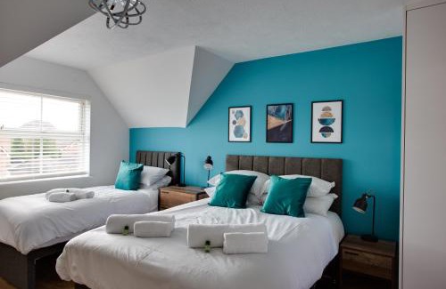 Swindon Apartment | ST AUSTELL - Spacious Home, High Speed Wi-Fi, Free Parking, Garden