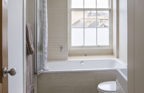 Stockbridge Apartment | St Bernard's Crescent, beautiful bright and well proportioned 3 bed flat