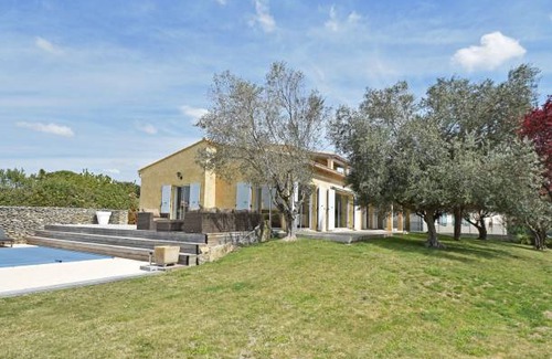 Saint-Quentin-la-Poterie Villa | Stylish Villa in South of France with Private Swimming Pool