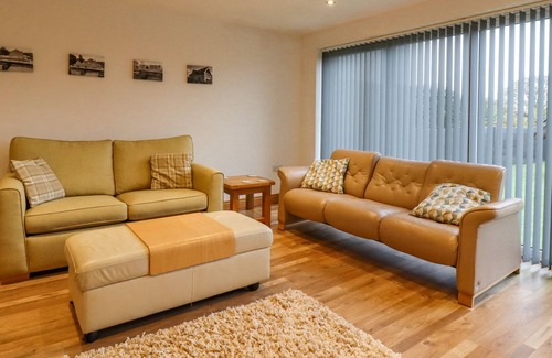 Rastrick Cottage | ST. GEORGES LODGE, character holiday cottage in Hipperholme