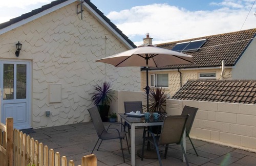 Wiseman's Bridge Apartment | St Helens Apartment 1 - Short Walk to Beach