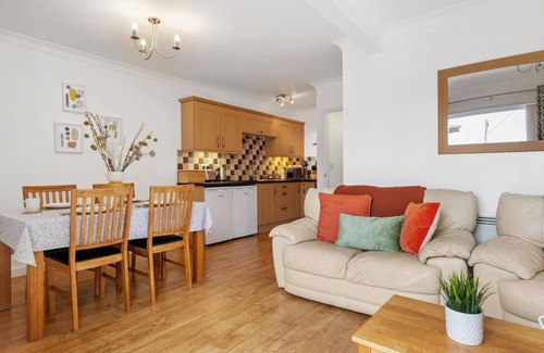 Wiseman's Bridge Apartment | St Helens Apartment 2 - Short Walk to Beach