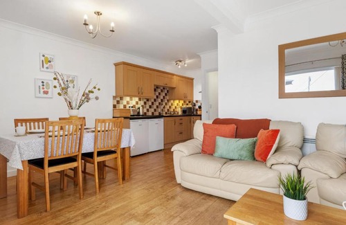 Wiseman's Bridge Apartment | St Helens Apartment 2 - Short Walk to Beach