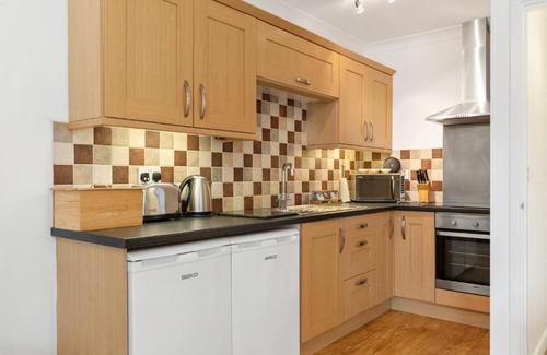 Wiseman's Bridge Apartment | St Helens Apartment 2 - Short Walk to Beach