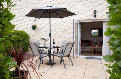 Wiseman's Bridge Apartment | St Helens Apartment 2 - Short Walk to Beach