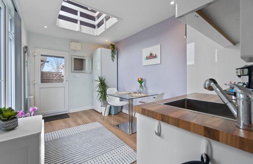 Hove Cottage | St Helens Studio - Free Parking By My Getaways