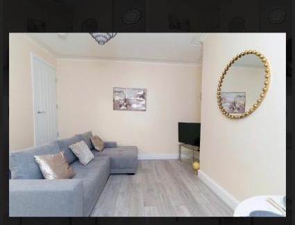 Harehills Apartment | St James House - Sleeps 8!