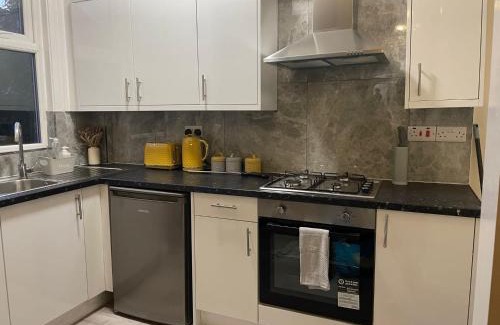 Harehills Apartment | St James House - Sleeps 8!