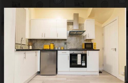 Harehills Apartment | St James House - Sleeps 8!