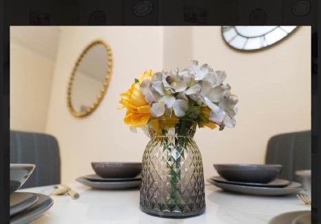 Harehills Apartment | St James House - Sleeps 8!