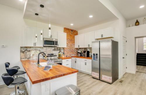 Downtown St. Louis House | St Louis Home with Deck, Outdoor Bar and Grill!