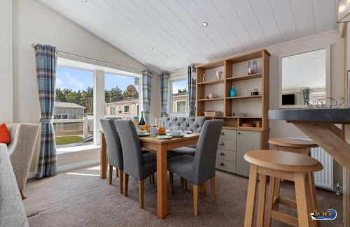 Penally House | St Mary's View - Luxury Lodge, Short Walk to Beach, Parking