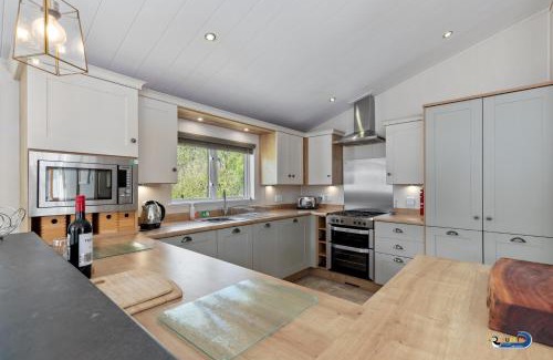 Penally House | St Mary's View - Luxury Lodge, Short Walk to Beach, Parking