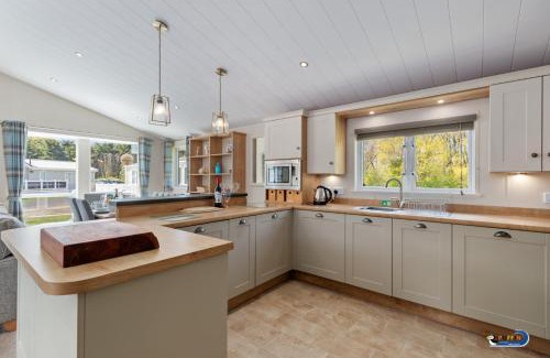 Penally House | St Mary's View - Luxury Lodge, Short Walk to Beach, Parking