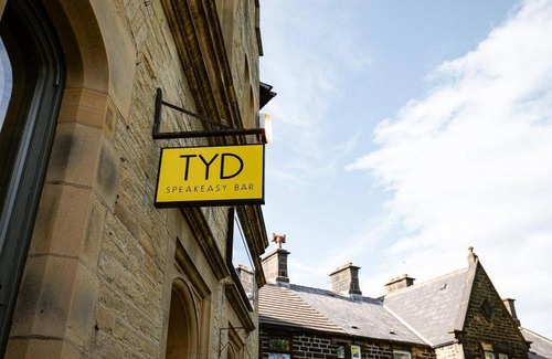 Penistone Apartment | ST MARYS APARTMENT - Modern Apartment in Charming Market Town in the Peak District