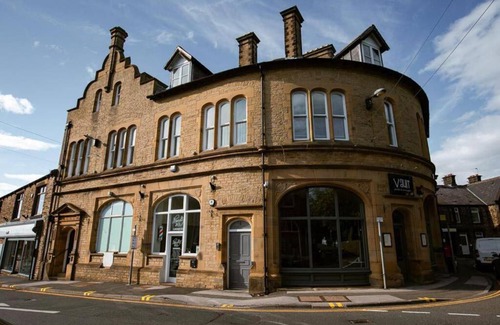 Penistone Apartment | ST MARYS APARTMENT - Modern Apartment in Charming Market Town in the Peak District