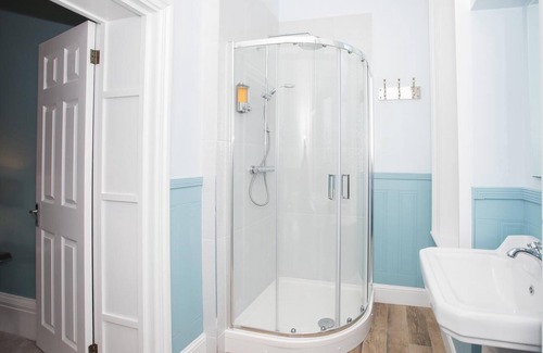 St Albans Hotel | St. Michael's (Premium King Room with En-suite)