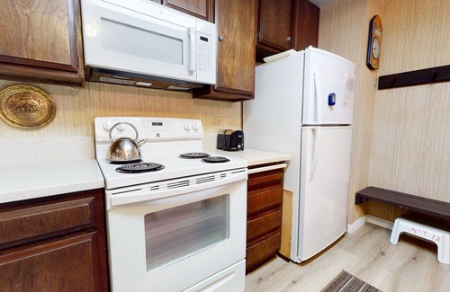 Mammoth Lakes Condo | St. Moritz 12 Bright and cozy Mountain Cabin, Centrally Located by RedAwning