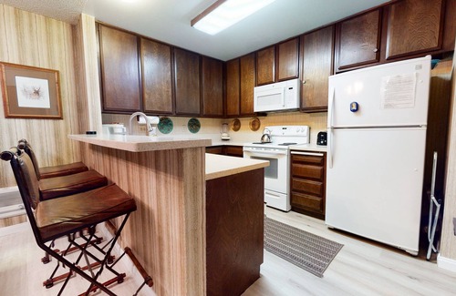 Mammoth Lakes Condo | St. Moritz 12 Bright and cozy Mountain Cabin, Centrally Located by RedAwning