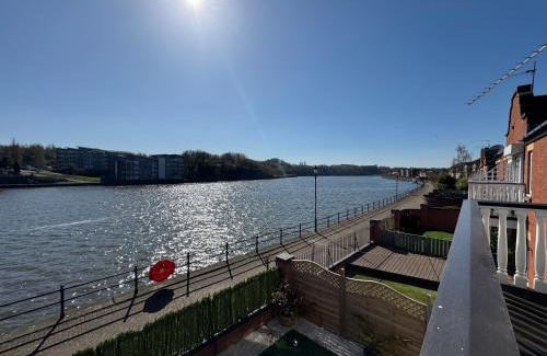 Newcastle-upon-Tyne Apartment | St Peter's Riverside Apartment Newcastle Quayside Free Parking