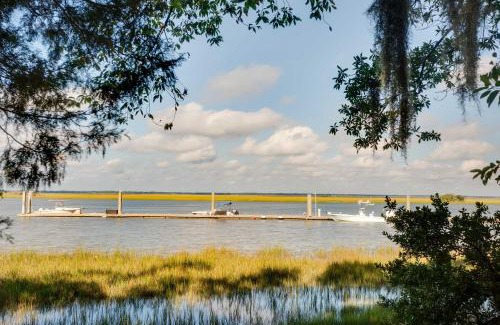 Saint Simons Island Apartment | St Simons Island Condo with Deck and Outdoor Shower