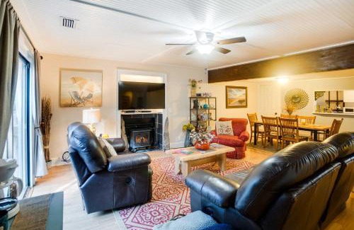 Saint Simons Island Apartment | St Simons Island Condo with Deck and Outdoor Shower