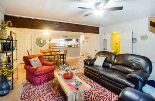 Saint Simons Island Apartment | St Simons Island Condo with Deck and Outdoor Shower