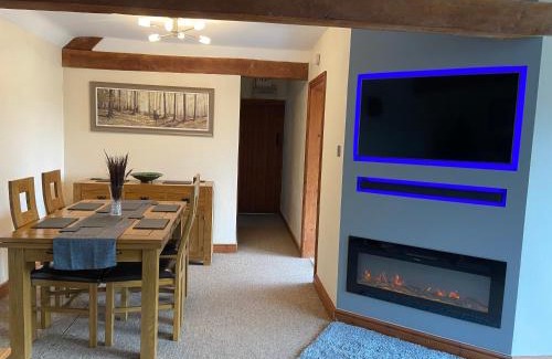 Cirencester House | Stable Cottage, Old Mill Farm, Cotswold Water Park