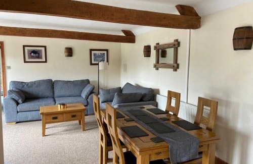 Cirencester House | Stable Cottage, Old Mill Farm, Cotswold Water Park