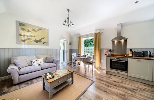 Frome Saint Quinton Cottage | Stable Cottage - sleeps 2 guests in 1 bedroom