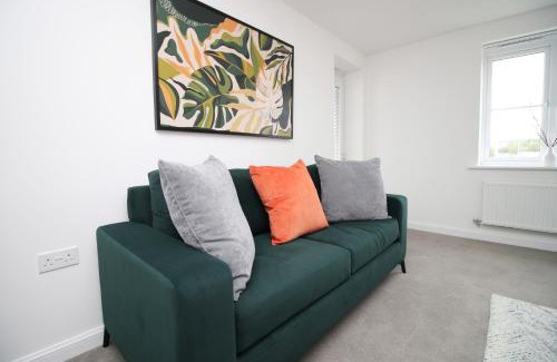 Bon-y-maen Apartment | Stadium Views Modern 2-Bed, Parking & Balcony
