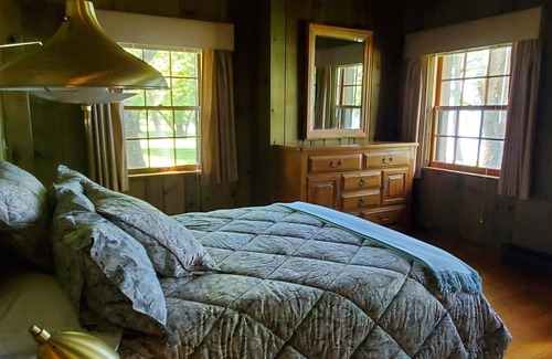Frazee Cabin | Staff meetup!nCouples stay.nFall Color! n1948 Lake LodgenRustic elegancennnnn