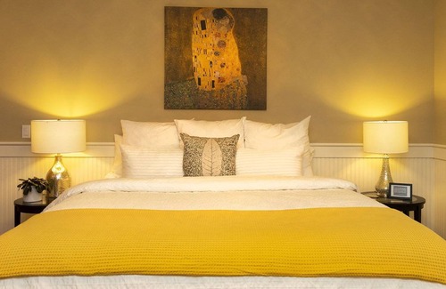 Wilsonville Bed & Breakfast | Stafford Country Charm 3 Bedroom Lux Guest Suites with Bonus Room, Kitchenette